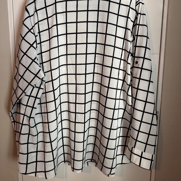 PLUS SIZE (1X) Calvin Klein B&W Blouse - Picture 4 of 5